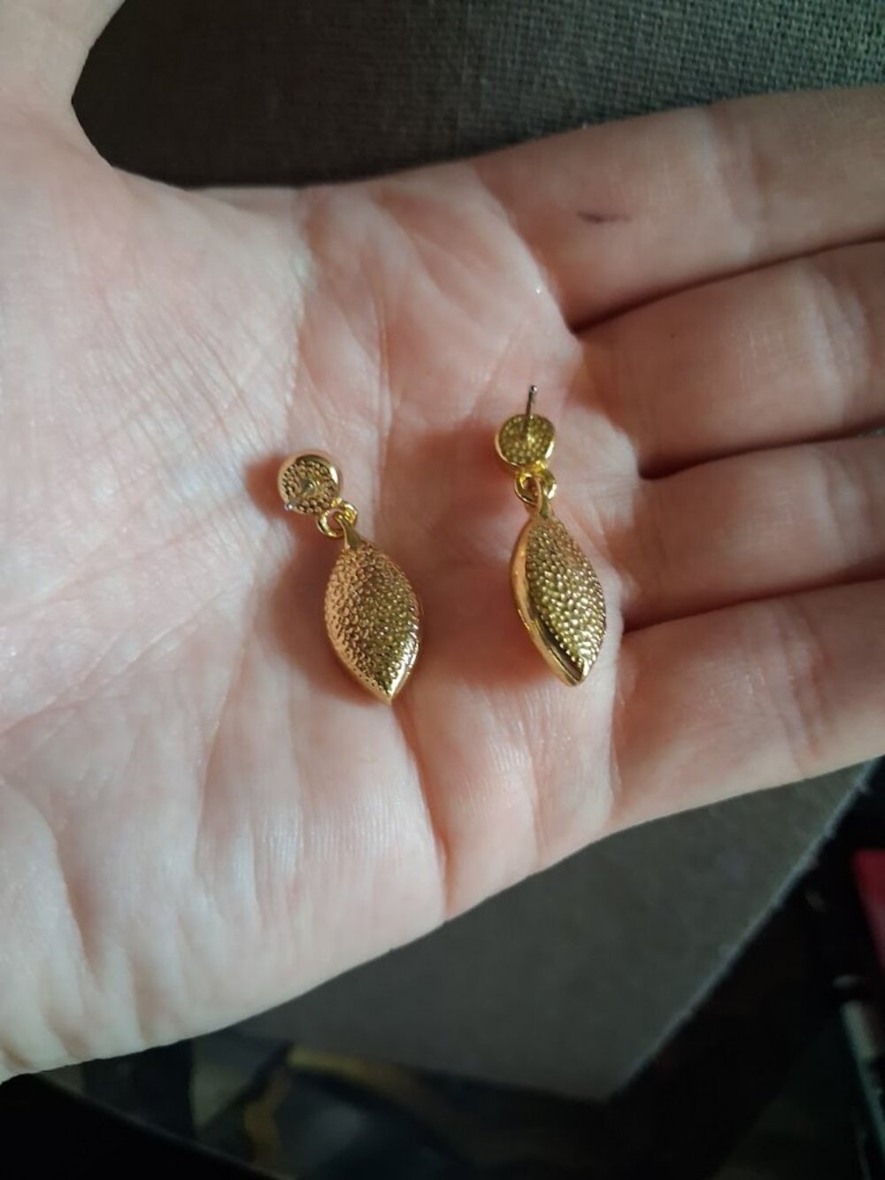 Sparkly dangle earrings - Picture 2 of 2